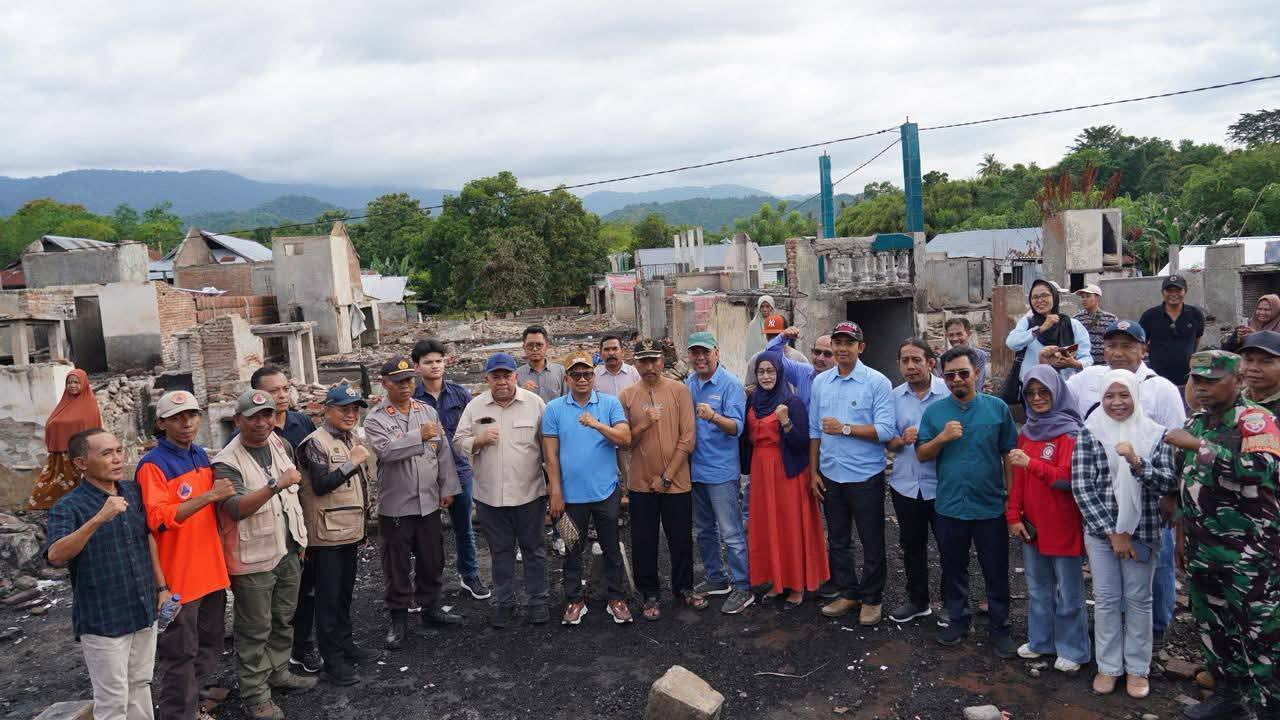 Dr. Usman, SE., ME ( Camat Alas ) Bersama Fahri Hamzah (  Wakil Menteri Perumahan dan Kawasan Permukiman ) Meninjau Lokasi Kebakaran di Desa Kalimango Kec. Alas Kab. sumbawa